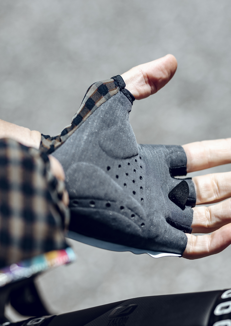 Q36.5 Dottore CLIMA Summer Gloves : OLIVE-2